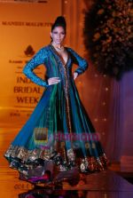 Model walks the ramp for Manish Malhotra at Aamby Valley India Bridal Week day 5 on 2nd Nov 2010 (175).JPG